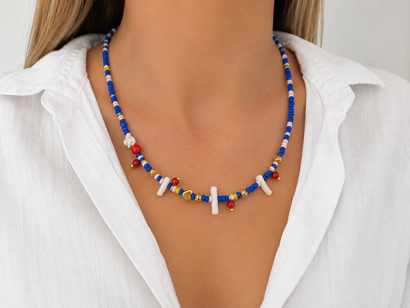 Summer Reef Necklace – Χειροποίητο κολιέ με μπλε χάντρες, κοράλλια και χρυσές λεπτομέρειεςύ