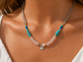 Pastel Harmony – Χειροποίητο Κολιέ με Γκρι Κρυσταλλάκια, Ροζ Χαλαζία, Τυρκουάζ & Καρδιά από Ασήμι 925