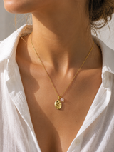 Golden Face Necklace – Ατσάλινο Κολιέ με Χρυσό Μενταγιόν Πρόσωπο & Ροζ Χαλαζία