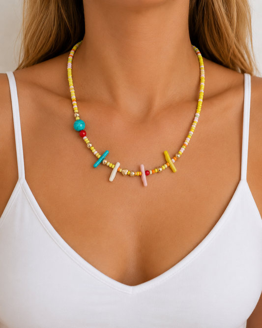 Sunny Coral Necklace – Χειροποίητο καλοκαιρινό κολιέ με κίτρινες χάντρες και κοραλλί λεπτομέρειες