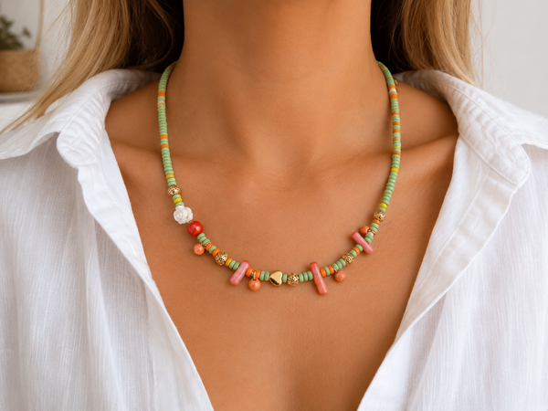 Coral Breeze Necklace – Χειροποίητο καλοκαιρινό κολιέ με πράσινες χάντρες και κοραλλί λεπτομέρειες