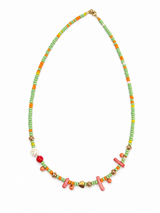 Coral Breeze Necklace – Χειροποίητο καλοκαιρινό κολιέ με πράσινες χάντρες και κοραλλί λεπτομέρειες