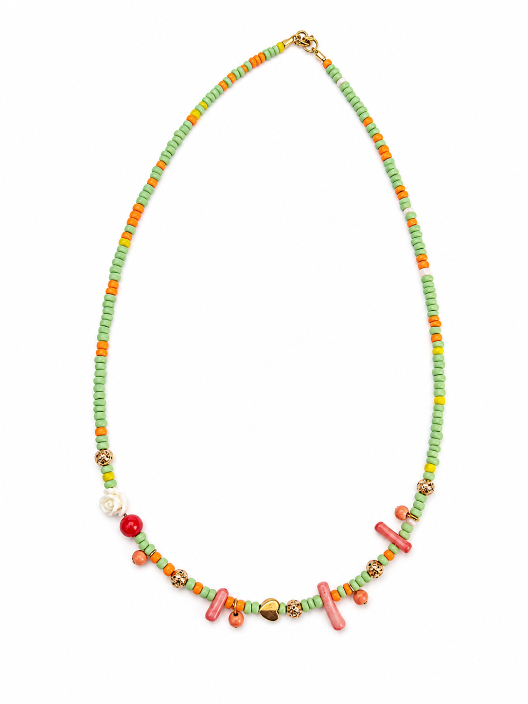Coral Breeze Necklace – Χειροποίητο καλοκαιρινό κολιέ με πράσινες χάντρες και κοραλλί λεπτομέρειες
