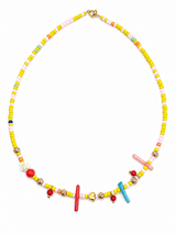 Sunny Coral Necklace – Χειροποίητο καλοκαιρινό κολιέ με κίτρινες χάντρες και κοραλλί λεπτομέρειες