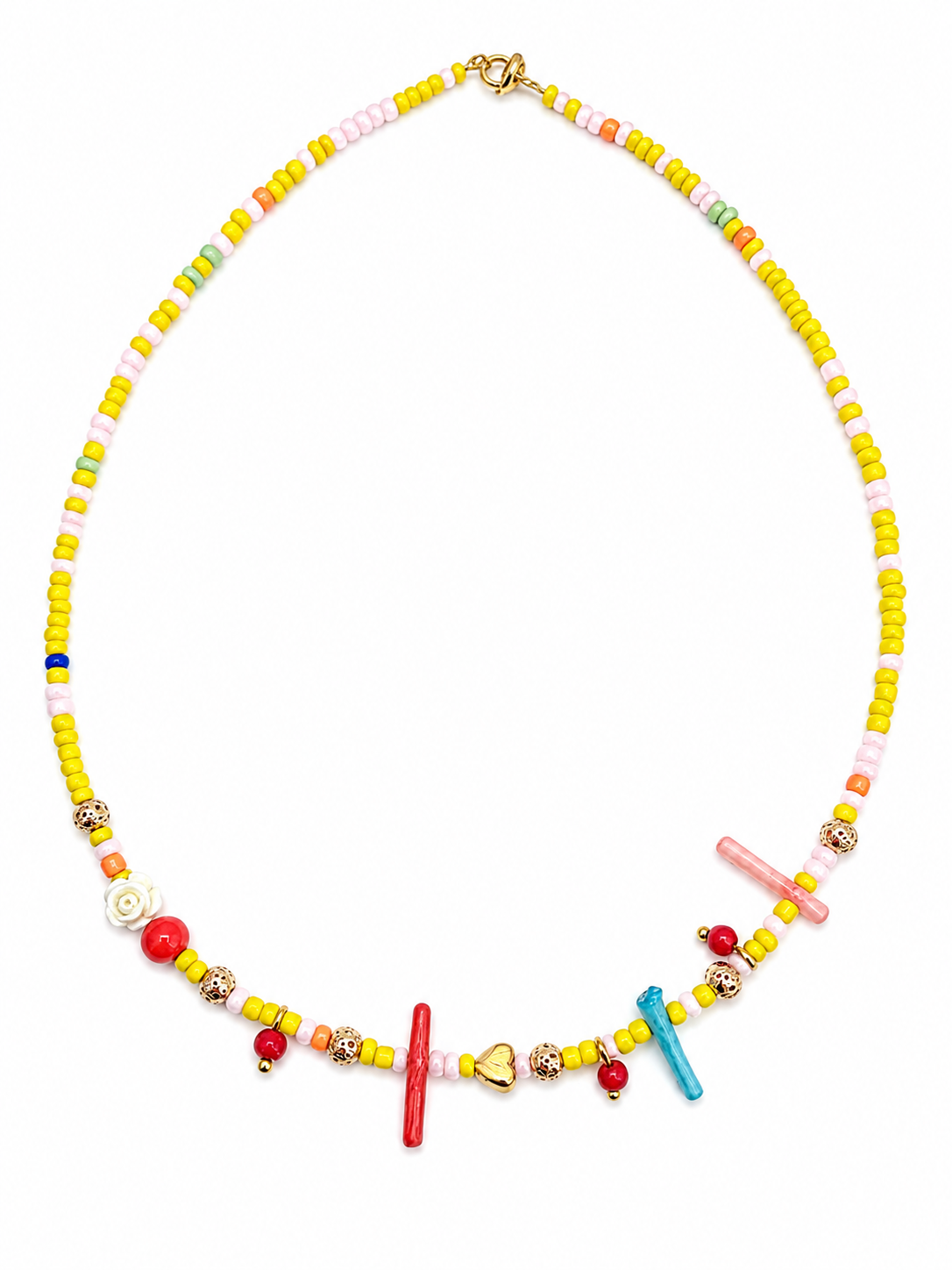 Sunny Coral Necklace – Χειροποίητο καλοκαιρινό κολιέ με κίτρινες χάντρες και κοραλλί λεπτομέρειες