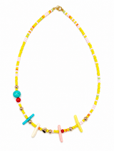 Sunny Coral Necklace – Χειροποίητο καλοκαιρινό κολιέ με κίτρινες χάντρες και κοραλλί λεπτομέρειες