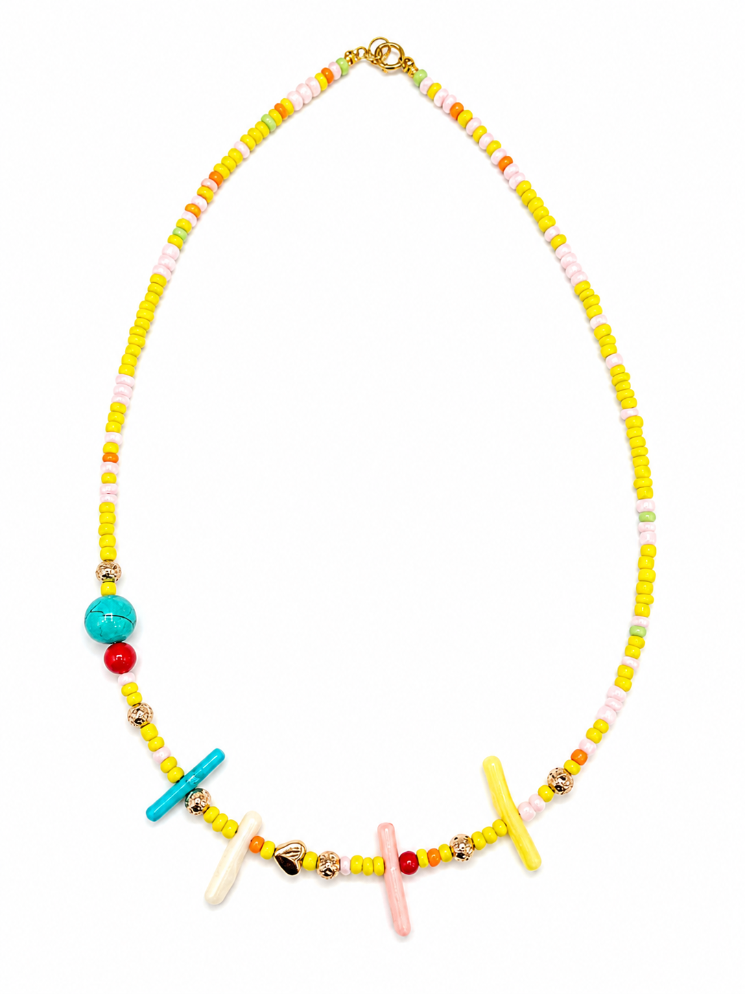 Sunny Coral Necklace – Χειροποίητο καλοκαιρινό κολιέ με κίτρινες χάντρες και κοραλλί λεπτομέρειες
