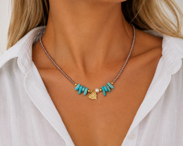 Turquoise Breeze – Χειροποίητο Κολιέ με Ροζ Κρυσταλλάκια, Τυρκουάζ, Φυσικό Μαργαριτάρι & Επιχρυσωμένη Καρδιά από Ασήμι 925