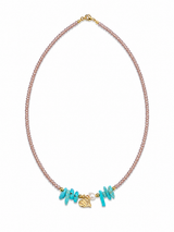 Turquoise Breeze – Χειροποίητο Κολιέ με Ροζ Κρυσταλλάκια, Τυρκουάζ, Φυσικό Μαργαριτάρι & Επιχρυσωμένη Καρδιά από Ασήμι 925