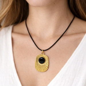 Χειροποίητο Κολιέ Sunburst με Μαύρη Πέτρα – Επιχρυσωμένο