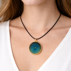Χειροποίητο Κολιέ Sunburst με Σμάλτο σε Πετρόλ Απόχρωση – Επιχρυσωμένο